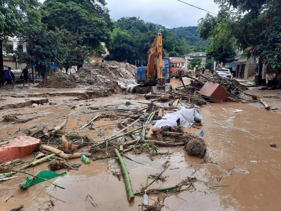 Lũ ống, lũ qu&eacute;t t&agrave;n ph&aacute; nặng nề huyện Kỳ Sơn.