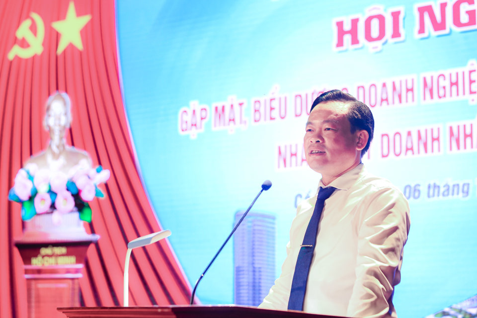Chủ tịch UBND quận Cầu Giấy B&ugrave;i Tuấn Anh ph&aacute;t biểu tại hội nghị.