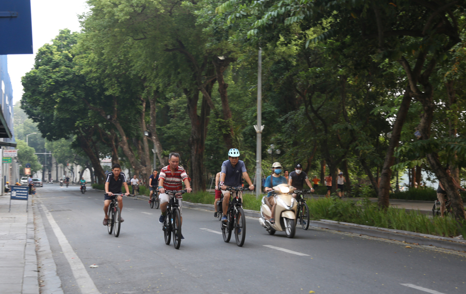 Nghiên cứu đường dành riêng cho xe đạp để đảm bảo trật tự ATGT và chống ùn tắc giao thông. Ảnh Thanh Hải