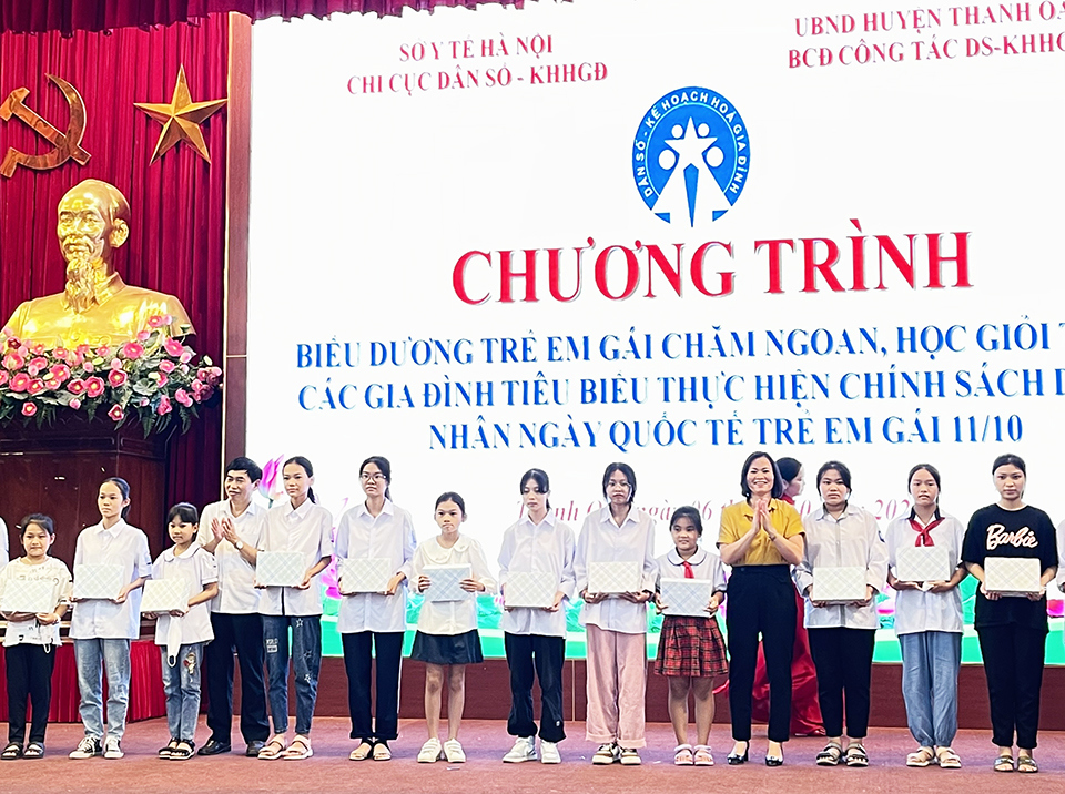 Ban t&ocirc;̉ chức biểu dương 100 trẻ em g&aacute;i chăm ngoan học giỏi trong c&aacute;c gia đ&igrave;nh ti&ecirc;u biểu thực hiện tốt ch&iacute;nh s&aacute;ch d&acirc;n số tại huy&ecirc;̣n Thanh Oai.