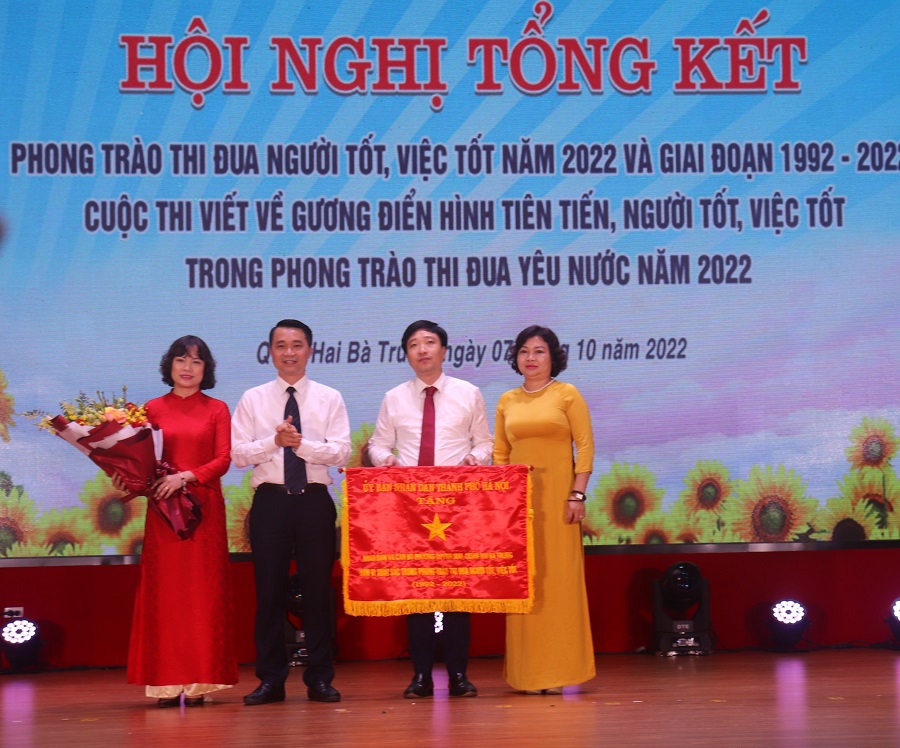 Trưởng Ban Thi đua - Khen thưởng TP H&agrave; Nội Nguyễn C&ocirc;ng Bằng trao&nbsp;Cờ thi đua xuất sắc trong phong tr&agrave;o thi đua ''Người tốt, việc tốt'' TP H&agrave; Nội giai đoạn 1992-2022 cho Nh&acirc;n d&acirc;n v&agrave; c&aacute;n bộ phường Quỳnh Mai