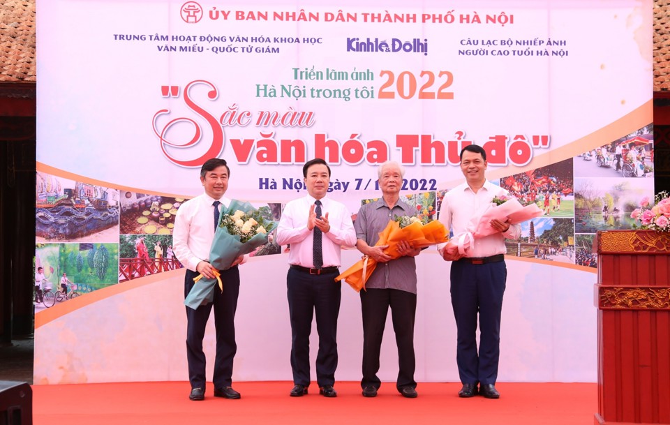 Ph&oacute; Chủ tịch UBND TP H&agrave; Nội Chử Xu&acirc;n Dũng tặng hoa ch&uacute;c mừng BTC.