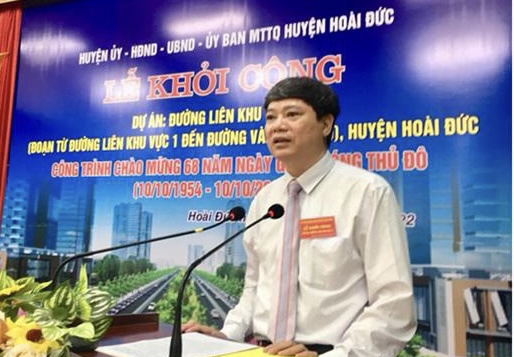 Ph&oacute; Chủ tịch UBND huyện Ho&agrave;i Đức Nguyễn Anh ph&aacute;t lệnh khởi c&ocirc;ng c&ocirc;ng tr&igrave;nh
