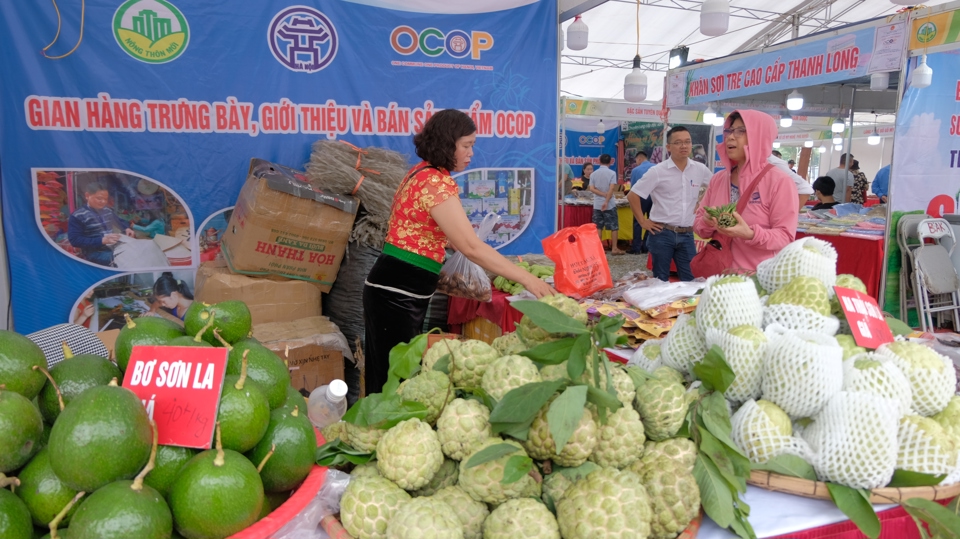 Kh&aacute;ch h&agrave;ng mua n&ocirc;ng sản của tỉnh Sơn La tại hội chợ.