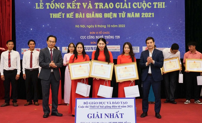 Thứ trưởng Hoàng Minh Sơn và đại diện BTC trao thưởng cho các nhà giáo có bài giảng đoạt giải Nhất