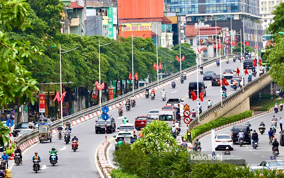 Cầu vượt nối phố Nguyễn Ch&iacute; Thanh với phố Trần Duy Hưng được trang tr&iacute; nhiều cờ Đảng v&agrave; cờ Tổ quốc.&nbsp;