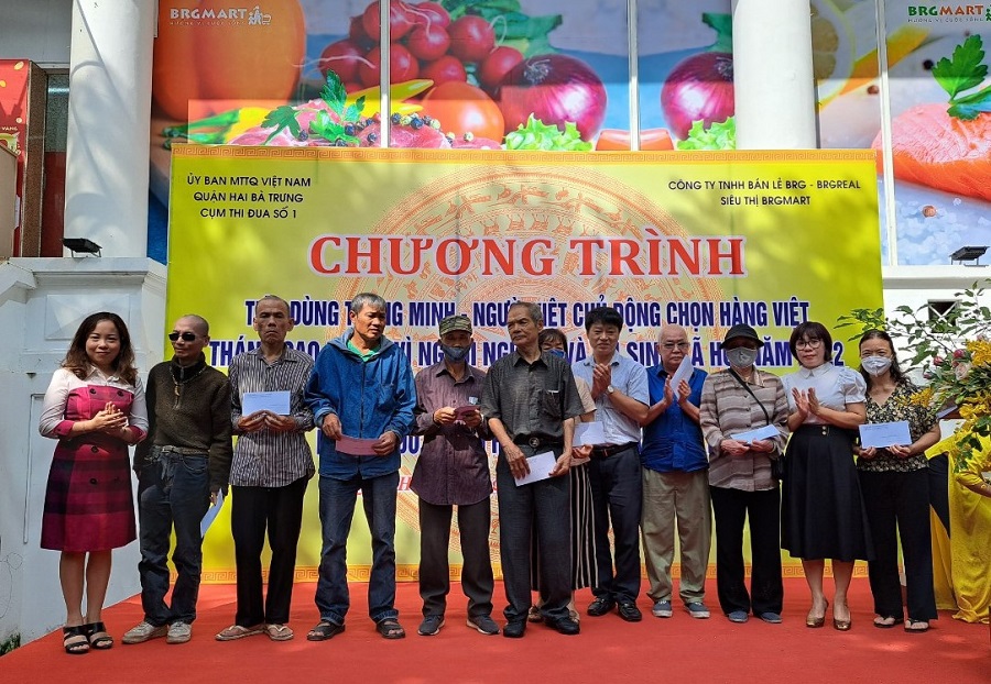 Ph&oacute; Chủ tịch Thường trực Ủy ban MTTQ Việt Nam quận Hai B&agrave; Trưng Nguyễn Hiền Phương v&agrave; l&atilde;nh đạo phường Đồng Nh&acirc;n, l&atilde;nh đạo&nbsp;C&ocirc;ng ty TNHH b&aacute;n lẻ BRG-Si&ecirc;u thị BRG trao qu&agrave; hỗ trợ cho c&aacute;c hộ d&acirc;n c&oacute; ho&agrave;n cảnh kh&oacute; khăn&nbsp;