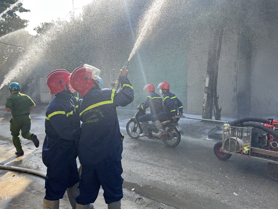 Cứu 20 người mắc kẹt trong đám cháy giả định tại làng nghề ở Hoài Đức - Ảnh 1
