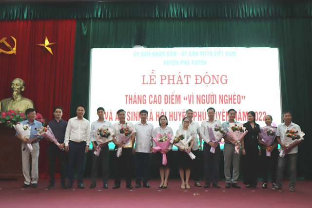 Đại diện c&aacute;c đơn vị, doanh nghiệp tham gia lễ ph&aacute;t động