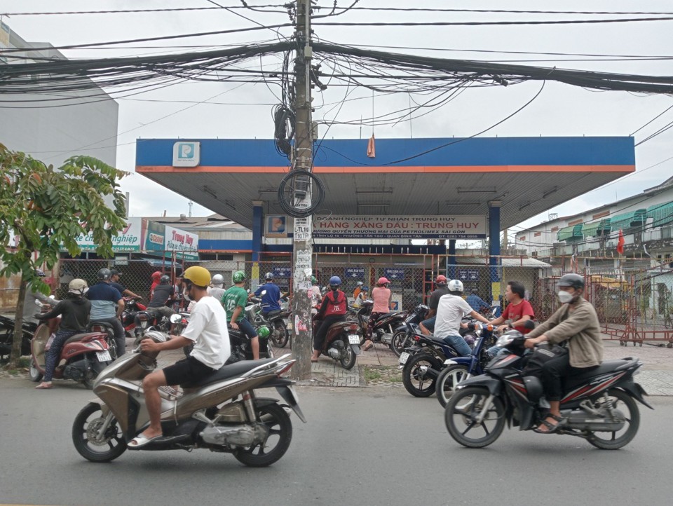 Nh&acirc;n vi&ecirc;n cửa h&agrave;ng xăng dầu Trung Huy tr&ecirc;n đường Tỉnh lộ 10 (phường T&acirc;n Tạo, quận B&igrave;nh T&acirc;n) phải r&agrave;o lại để b&aacute;n theo từng đợt, nhằm tr&aacute;nh &ugrave;n tắc.