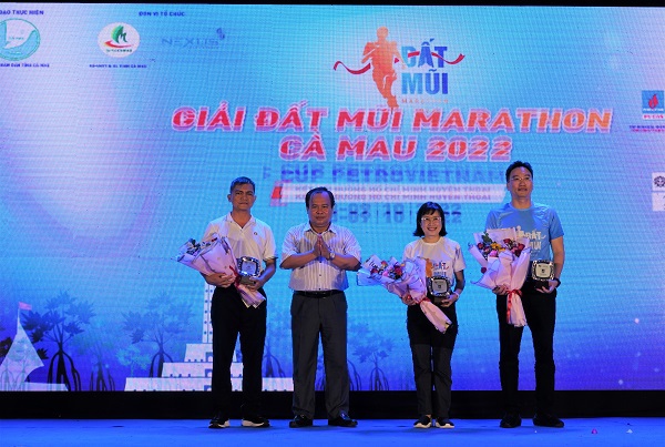 Ph&oacute; Chủ tịch UBND tỉnh C&agrave; Mau Phạm Minh Lu&acirc;n tại lễ khai mạc&nbsp;giải Đất Mũi Marathon - C&agrave; Mau 2022