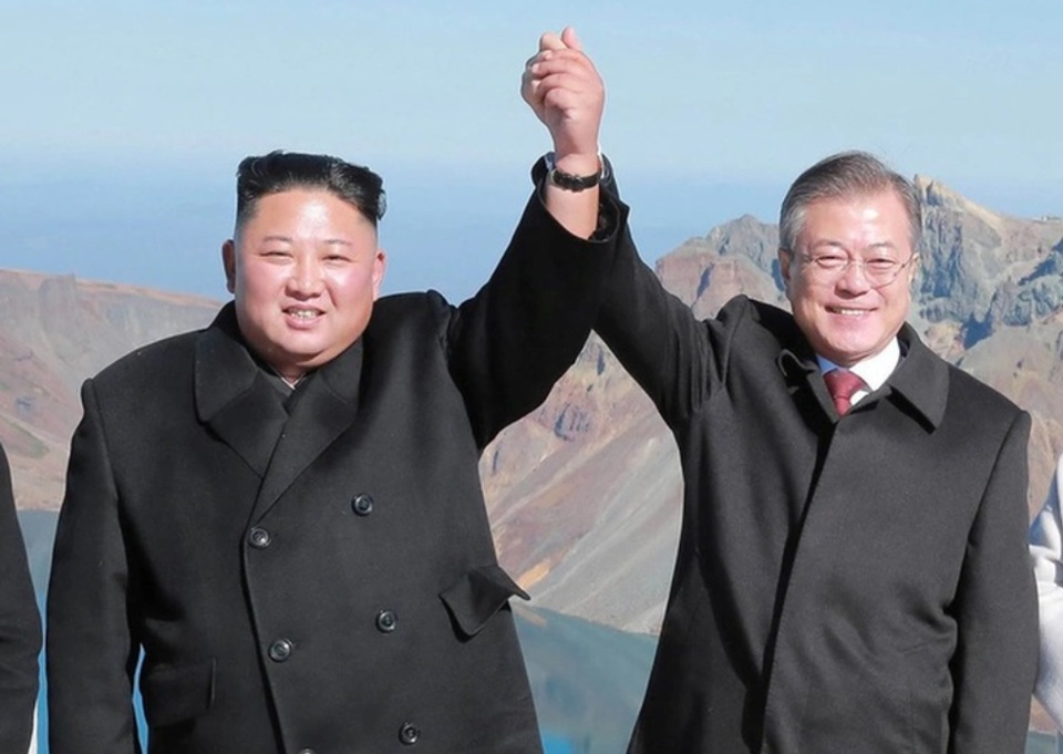Tổng thống H&agrave;n Quốc Moon Jae-in v&agrave; nh&agrave; l&atilde;nh đạo Triều Ti&ecirc;n Kim Jong-un nắm tay tr&ecirc;n đỉnh n&uacute;i Paekdu tại Triều Ti&ecirc;n hồi th&aacute;ng 9/2018. Ảnh: Reuters.&nbsp;