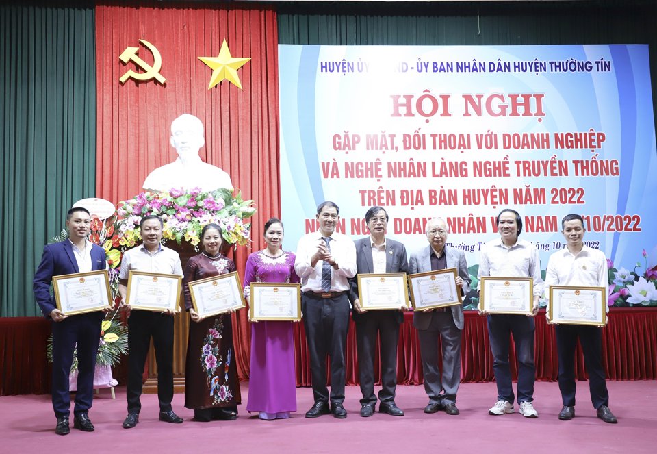 Chủ tịch UBND huyện Thường T&iacute;n Nguyễn Xu&acirc;n Minh trao giấy khen cho c&aacute;c doanh nghiệp