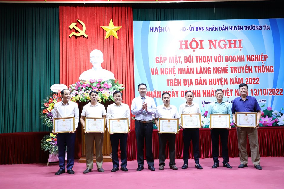 Chủ tịch HĐND huyện Thường T&iacute;n Tạ Hữu Thọ trao giấy khen cho c&aacute;c doanh nghiệp