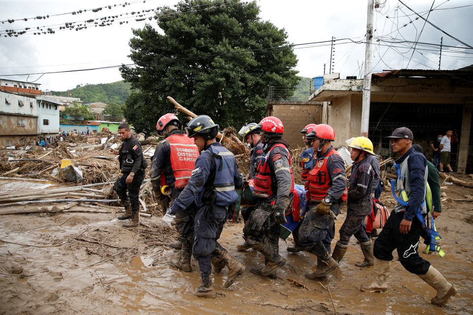 T&igrave;m kiếm c&aacute;c nạn nh&acirc;n hoặc người sống s&oacute;t trong vụ lở đất nghi&ecirc;m trọng ở Las Tejerias, Venezuela. Ảnh: Reuters