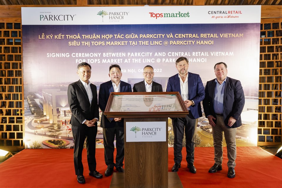 Đại diện ParkCity v&agrave; Central Retail Vietnam tại lễ k&yacute; kết