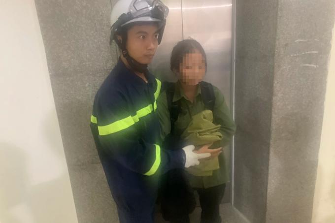 Cảnh sát phòng cháy chữa cháy cứu thoát bé gái bị mắc kẹt trong thang máy - Ảnh 1
