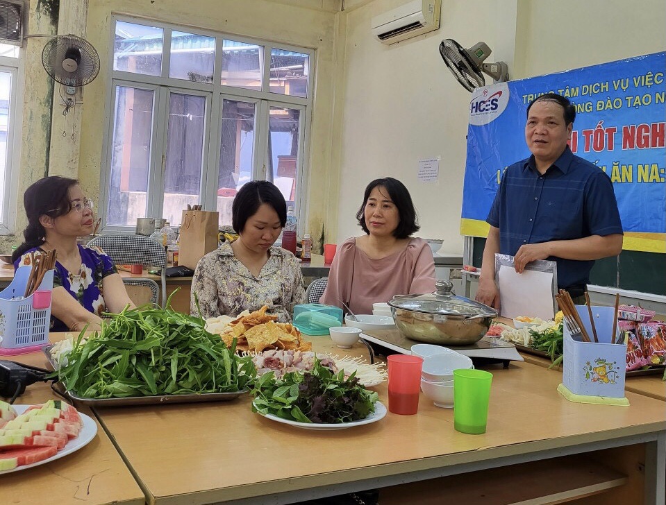 Phó Trưởng phòng Dạy nghề - Trung tâm Dịch vụ việc làm Hà Nội Mai Chung Chiển đang phổ biến cho học viên các quy định về thi tốt nghiệp nghề Kỹ thuật chế biến món ăn. Ảnh: Trần Oanh