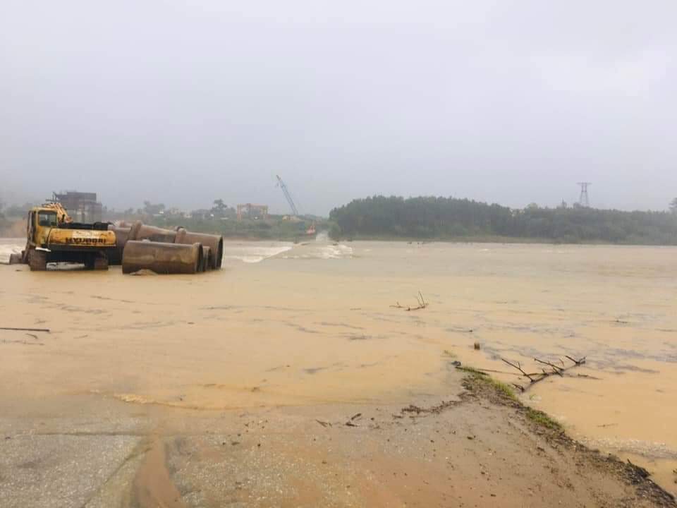 Cầu Sơn Giang - Sơn Linh bị ngập khiến giao th&ocirc;ng chia cắt.