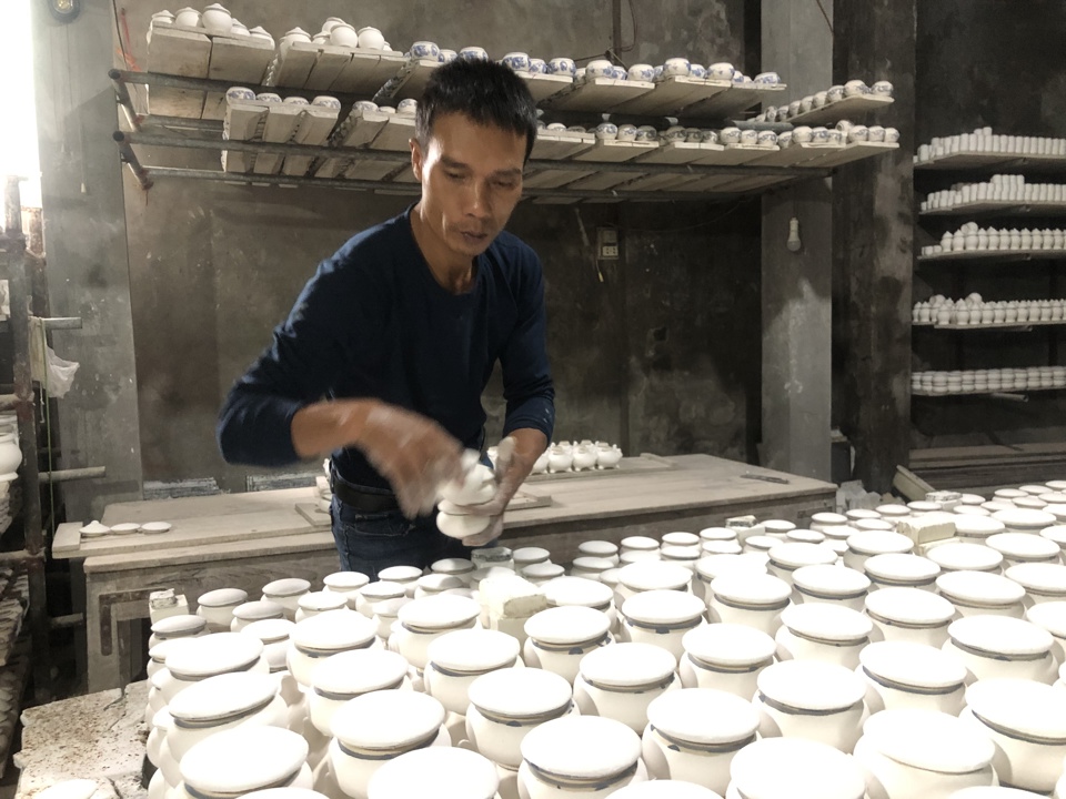 Sản xuất gốm tại l&agrave;ng nghề gốm sứ B&aacute;t Tr&agrave;ng