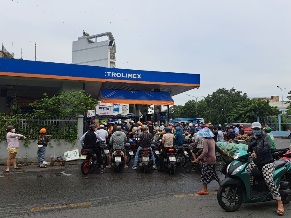 Cây xăng STS Petro tại số 52 Bùi Thị Xuân, phường Bến Thành, quận 1 TP Hồ Chí Minh vẫn đông khách vào đổ xăng. Ảnh: Tấn Tiến