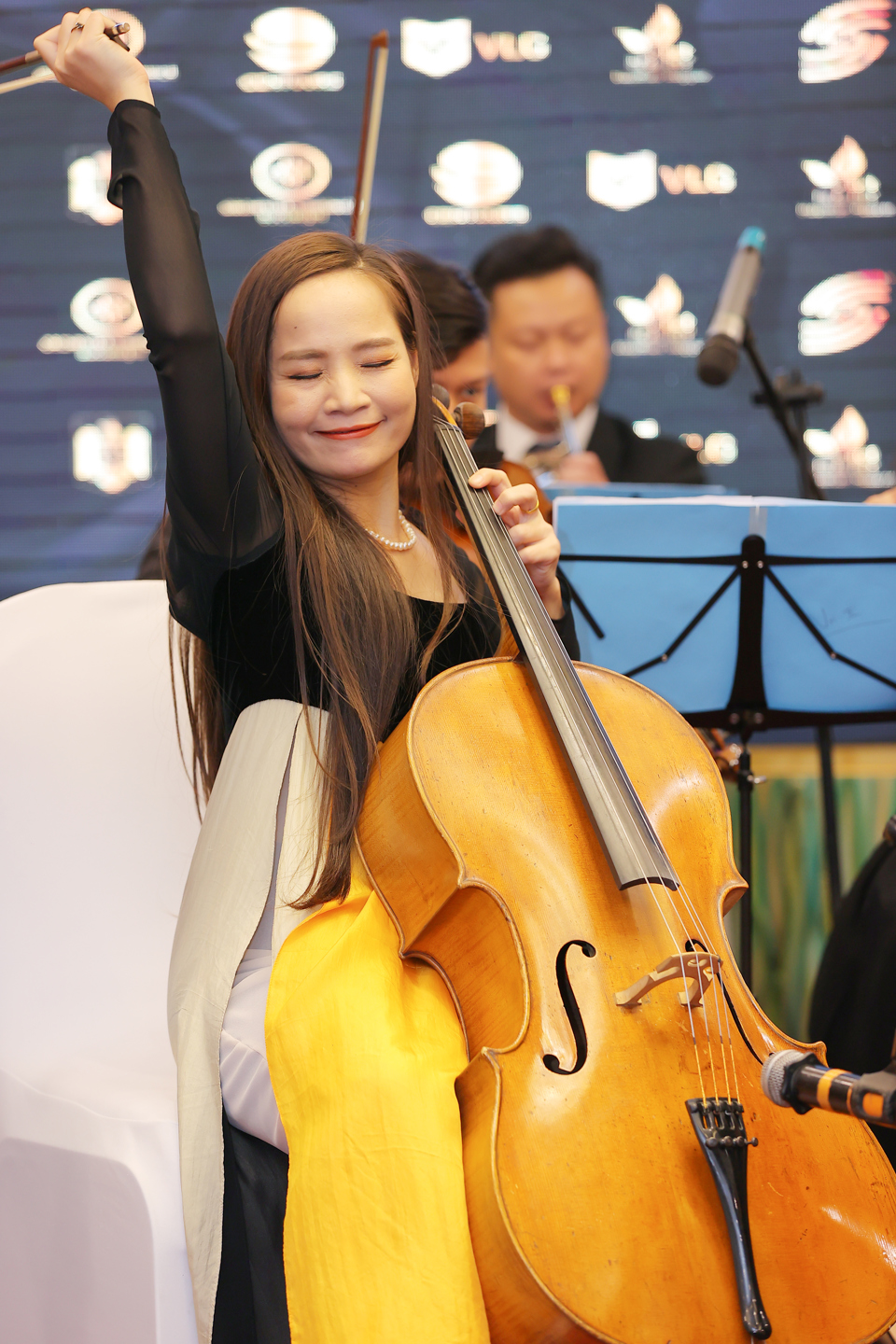Nghệ sĩ Đinh Ho&agrave;i Xu&acirc;n đến với &acirc;m nhạc từ năm 10 tuổi, y&ecirc;u v&agrave; gắn b&oacute; với Cello từ những ng&agrave;y đầu ti&ecirc;n.
