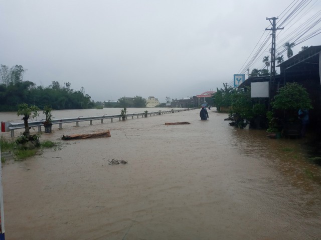 Nhiều tuyến đường ở Quảng Ng&atilde;i bị ngập s&acirc;u