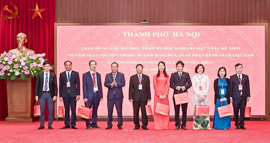 Phó Bí thư Thành ủy Hà Nội Nguyễn Văn Phong tặng quà lưu niệm các đại biểu tiêu biểu của ngành Xuất bản, In và Phát hành sách Việt Nam.