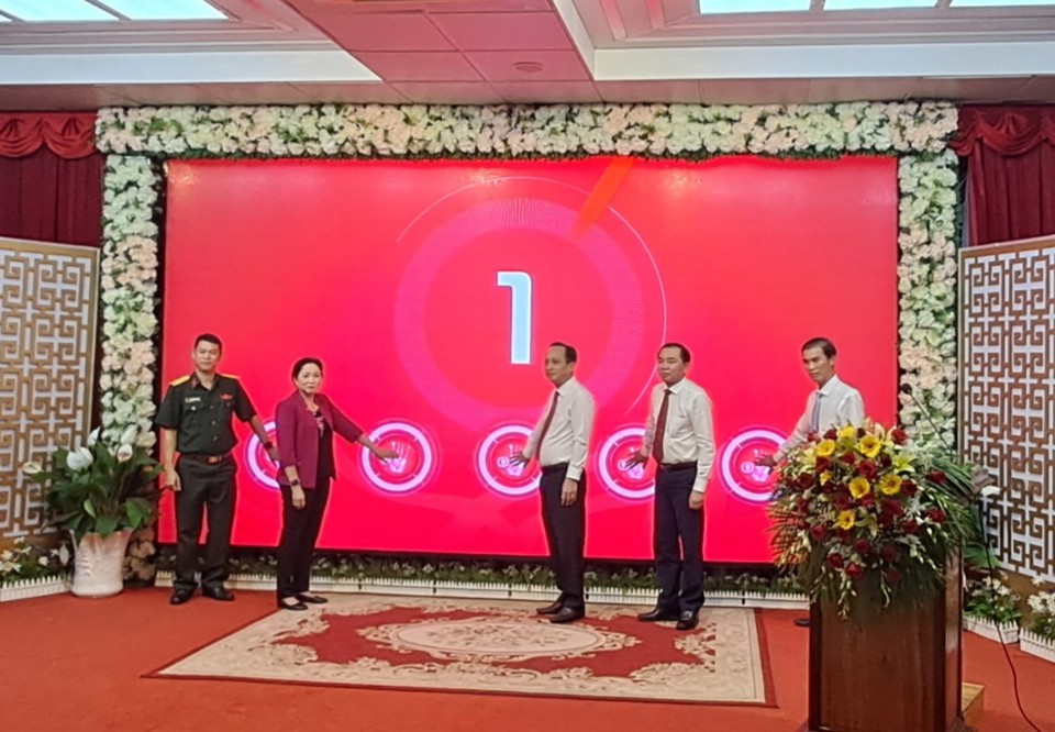 Chủ tịch UBND tỉnh Bạc Li&ecirc;u Phạm Văn Thiều bấm n&uacute;t khai trương mạng 5G