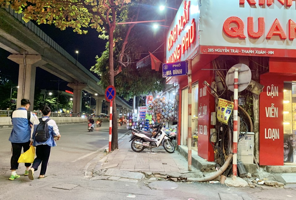 Dọc tuyến đường Nguyễn Tr&atilde;i gần khu vực phố Hạ Đ&igrave;nh, một số cửa h&agrave;ng lấn chiếm vỉa h&egrave; để kinh doanh