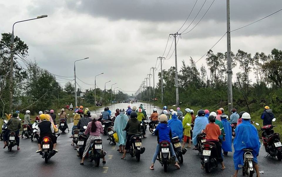 H&agrave;ng trăm c&ocirc;ng nh&acirc;n khu c&ocirc;ng nghiệp Tam Thăng kh&ocirc;ng thể đến c&ocirc;ng ty đ&uacute;ng giờ v&igrave; đường ngập s&acirc;u.