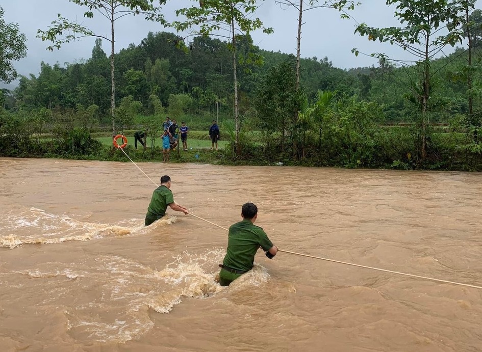 "Muốn đưa c&aacute;c hộ d&acirc;n về nơi an to&agrave;n th&igrave; phải vượt suối Nước Lầy. Đồng ch&iacute; tiểu đội trưởng d&acirc;n qu&acirc;n cơ động x&atilde; Phạm Văn T&aacute; cầm sợi d&acirc;y bơi qua suối. 2 đầu d&acirc;y được cột ở 2 b&ecirc;n đầu suối rồi bắt đầu đưa người qua"- Chỉ huy trưởng Ban chỉ huy qu&acirc;n sự x&atilde; Ba Ngạc Trương Anh Ph&aacute;t cho biết.