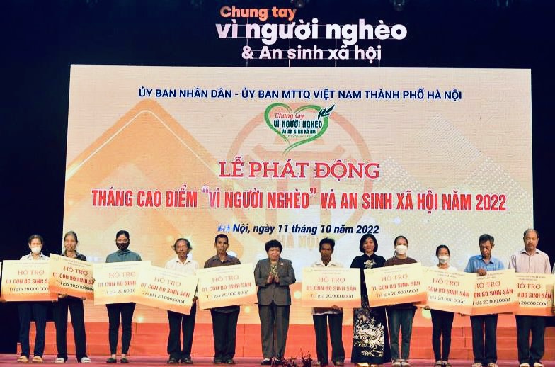 Ph&oacute; B&iacute; thư Thường trực Th&agrave;nh ủy H&agrave; Nội Nguyễn Thị Tuyến v&agrave; Chủ nhiệm Ủy ban c&aacute;c vấn đề x&atilde; hội của Quốc hội Nguyễn Th&uacute;y Anh trao hỗ trợ cho đại diện 20 hộ ngh&egrave;o tại c&aacute;c huyện