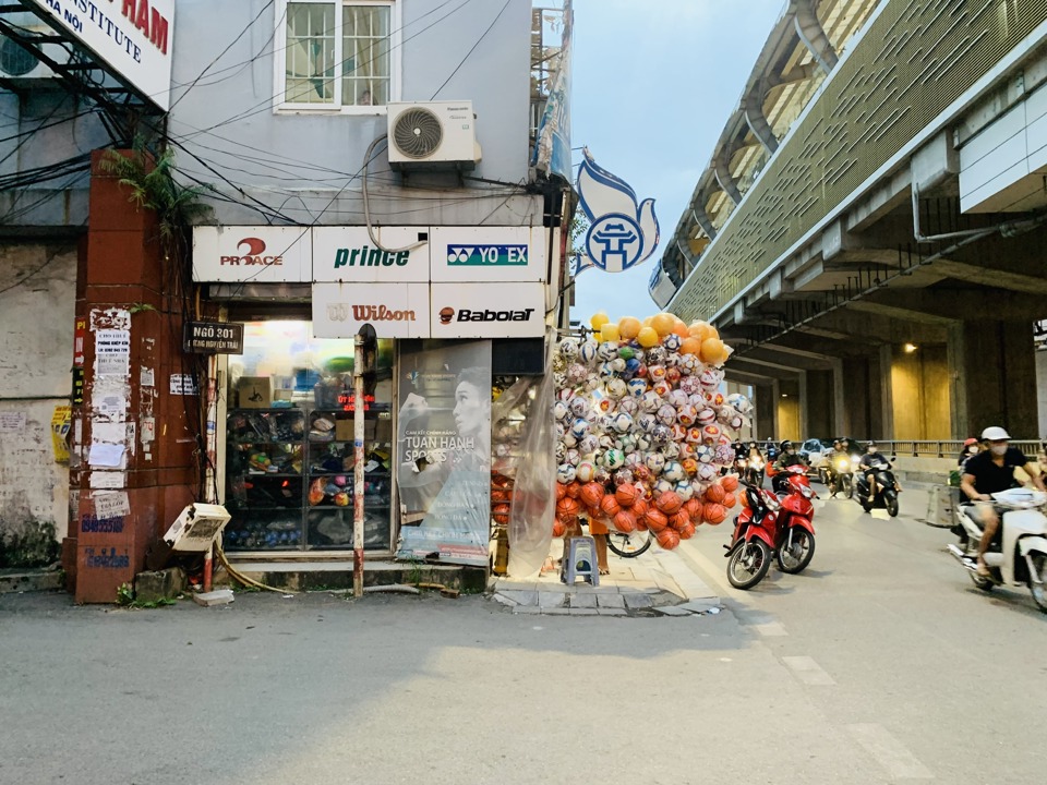 Chủ c&aacute;c phương tiện phải dừng xe m&aacute;y ở l&ograve;ng đường mới c&oacute; thể v&agrave;o mua được đồ