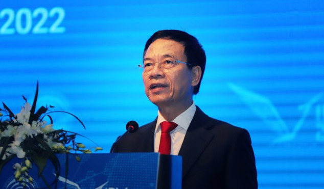 Theo Bộ trưởng Bộ TT&amp;TT Nguyễn Mạnh H&ugrave;ng, chuyển đổi số l&agrave; c&ocirc;ng cuộc di chuyển vĩ đại nhất trong lịch sử nh&acirc;n loại.