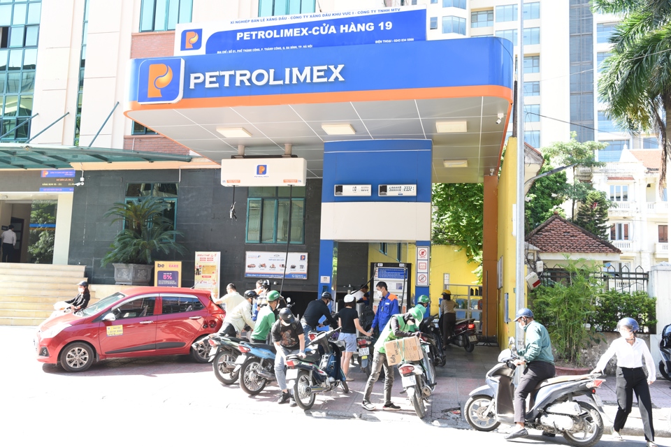 C&acirc;y xăng Petrolimex tr&ecirc;n phố Th&agrave;nh C&ocirc;ng cũng đ&ocirc;ng người xếp h&agrave;ng. Ảnh: Nguy&ecirc;n Dương