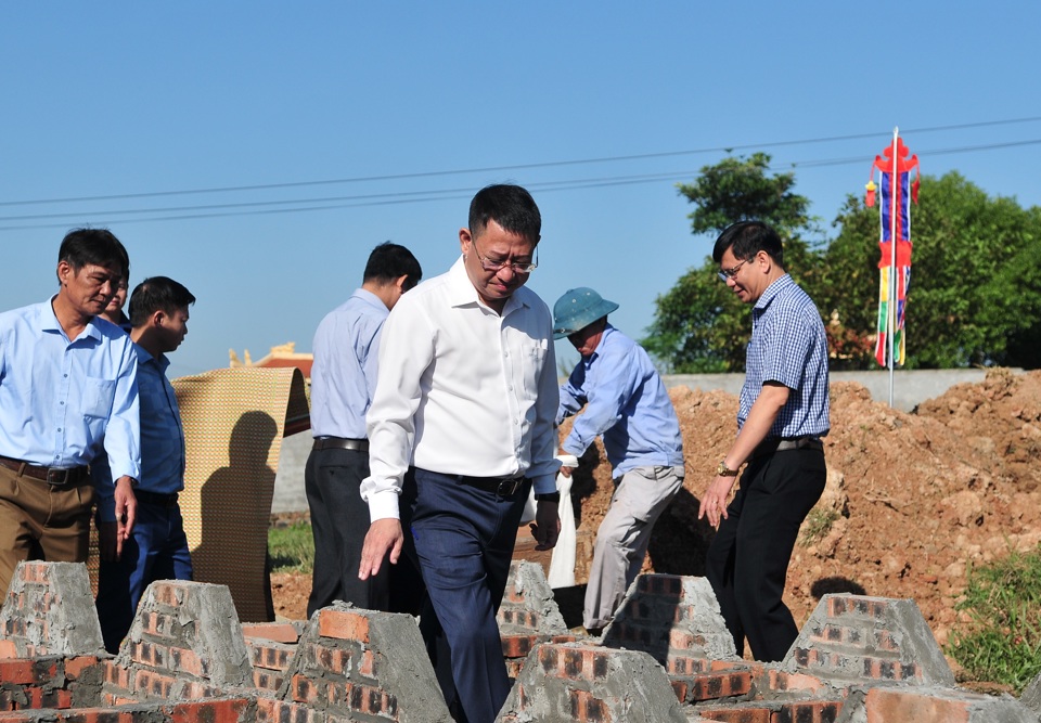 Chủ tịch UBND huyện M&ecirc; Linh Ho&agrave;ng Anh tuấn&nbsp;Trực tiếp kiểm tra, động vi&ecirc;n người d&acirc;n, lực lượng thực hiện nhiệm vụ di dời c&aacute;c phần mộ s&aacute;ng 11/10 tại x&atilde; Kim Hoa