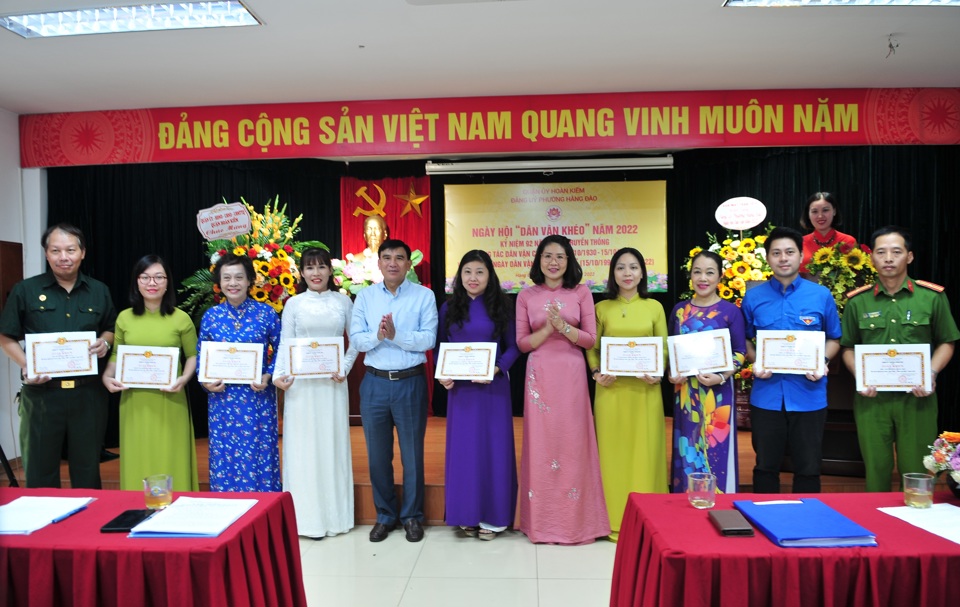 Trưởng ban D&acirc;n vận Quận ủy Ho&agrave;n Kiếm Phạm Thị Thu Thủy trao giấy khen cho c&aacute;c tập thể đ&atilde; ho&agrave;n th&agrave;nh m&ocirc; h&igrave;nh, điển h&igrave;nh "D&acirc;n vận kh&eacute;o" năm 2022