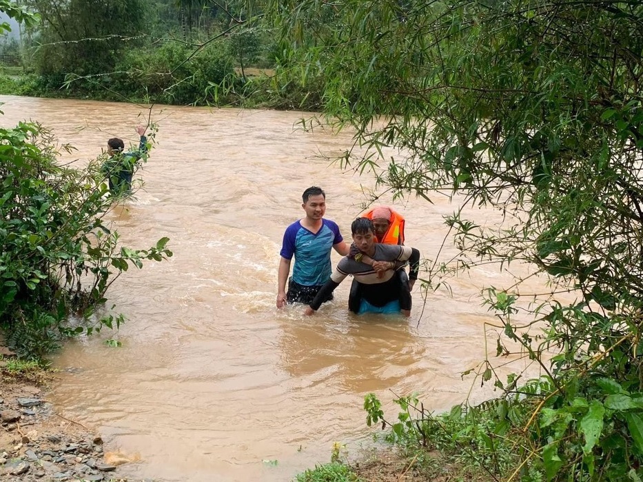 "Đến cuối giờ chiều 11/10, 18 người d&acirc;n đ&atilde; vượt suối an to&agrave;n. Hiện những người d&acirc;n n&agrave;y được bố tr&iacute; ở xen gh&eacute;p với c&aacute;c hộ d&acirc;n kh&aacute;c c&ugrave;ng th&ocirc;n Nước Lầy" - &nbsp;Chủ tịch UBND huyện Ba Tơ Phạm Xu&acirc;n Vinh th&ocirc;ng tin.