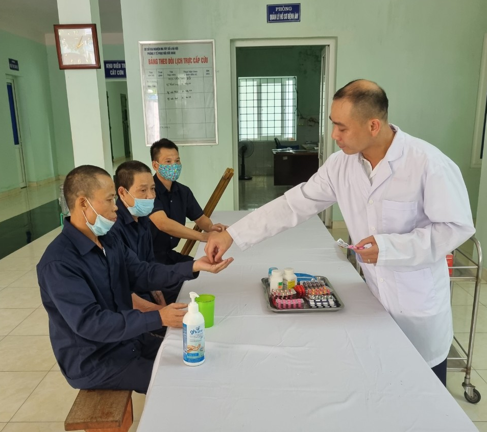 Anh Nguyễn Quang Sơn – cán bộ Phòng Y tế phục hồi sức khỏe của Cơ sở Cai nghiện ma túy số 4 Hà Nội đang thăm khám cho học viên cai nghiện ma túy. Ảnh: Trần Oanh