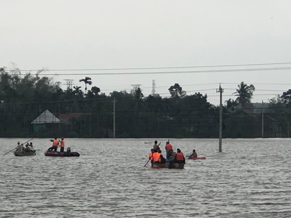 Quảng Ngãi: Gần 2.000 nhà dân bị ngập do mưa lũ - Ảnh 1