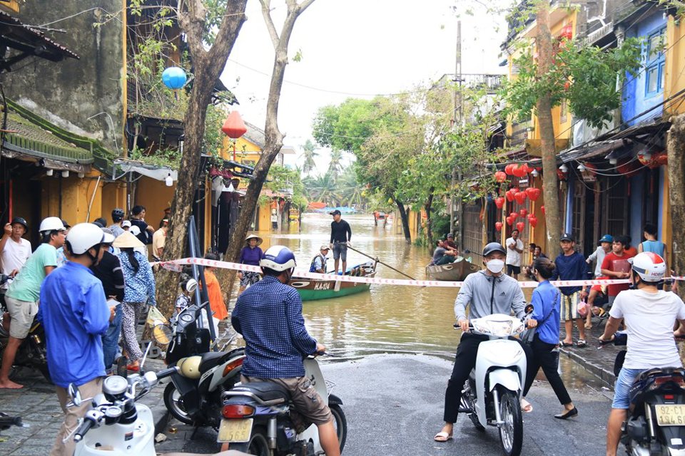 Nhằm đảm bảo an to&agrave;n trong việc đi lại của người d&acirc;n v&agrave; du kh&aacute;ch khi lũ đang l&ecirc;n, TP Hội An đ&atilde; giăng d&acirc;y cấm phương tiện ở một số khu vực nước s&acirc;u, chảy xiết.