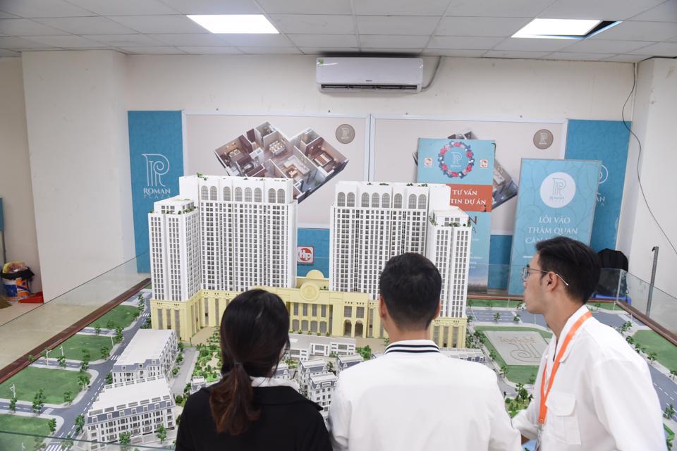Khách hàng tìm hiểu thông tin dự án bất động sản ở Hà Nội. Ảnh: Công Hùng