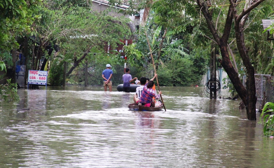 Mưa lớn khiến nhiều khu d&acirc;n cư ở Quảng Nam ngập lụt.
