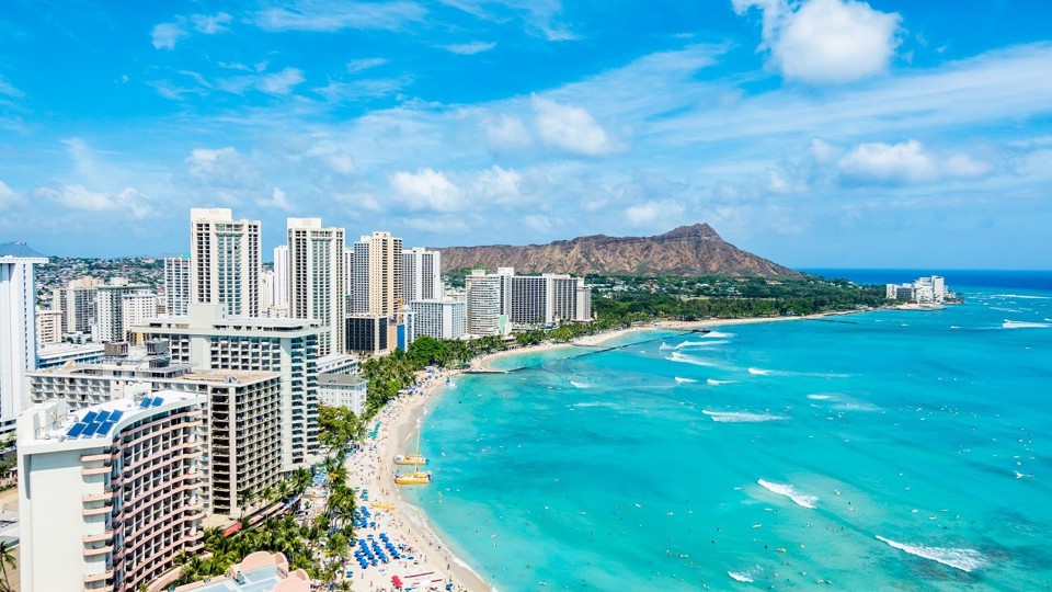 Waikiki Beach l&agrave; b&atilde;i biển &ldquo;ng&ocirc;i sao&rdquo; của Hawaii. Ảnh Shutterstock