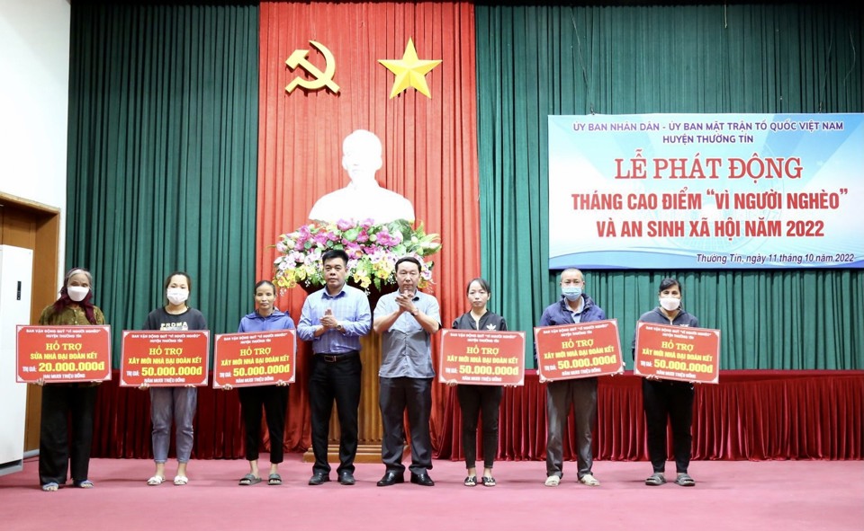 Đại diện Ủy ban MTTQ Việt Nam huyện Thường T&iacute;n trao phần tiền hỗ trợ cho đại diện c&aacute;c hộ gia đ&igrave;nh