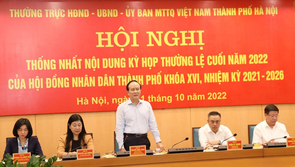 Chủ tịch HĐND TP Nguyễn Ngọc Tuấn ph&aacute;t biểu tại hội nghị
