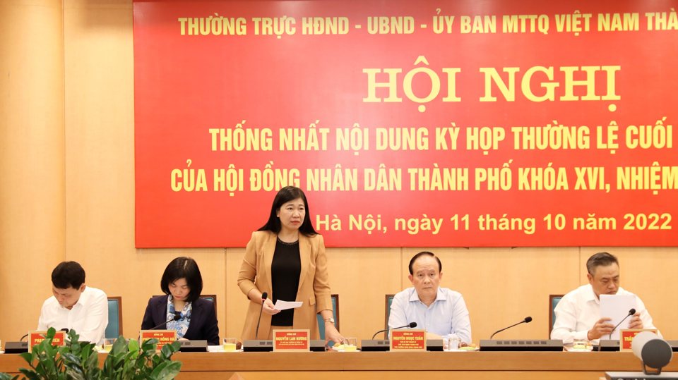 Chủ tịch Ủy ban MTTQ Việc Nam TP H&agrave; Nội Nguyễn Lan Hương ph&aacute;t biểu tại hội nghị