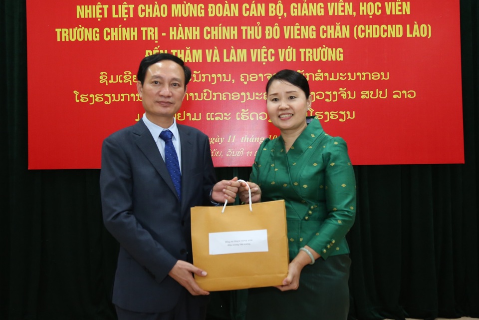 Trường Đào tạo cán bộ Lê Hồng Phong trao đổi, hợp tác với Trường Chính trị - Hành chính Thủ đô Viêng Chăn - Ảnh 2