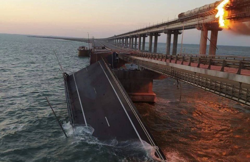 Ng&agrave;y 8/10, một chiếc xe tải ph&aacute;t nổ tr&ecirc;n c&acirc;y cầu nối Nga với b&aacute;n đảo Crimea. Ảnh: AP
